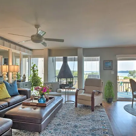 Waterfront Lake Travis Home With Pool Access!